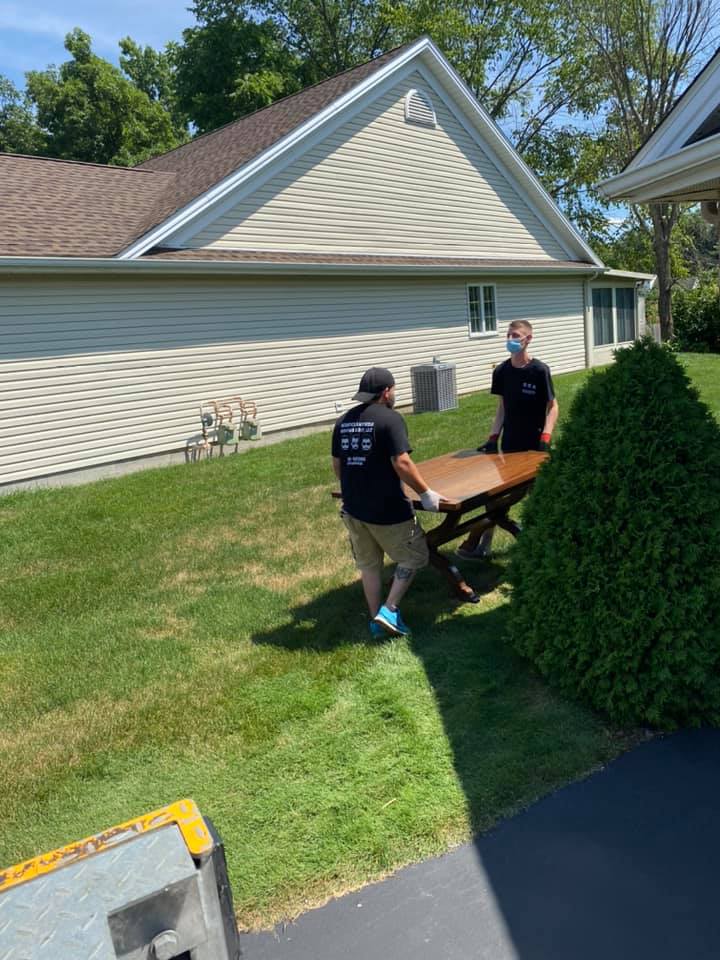 Local movers offering competitive rates in Lowellville, OH